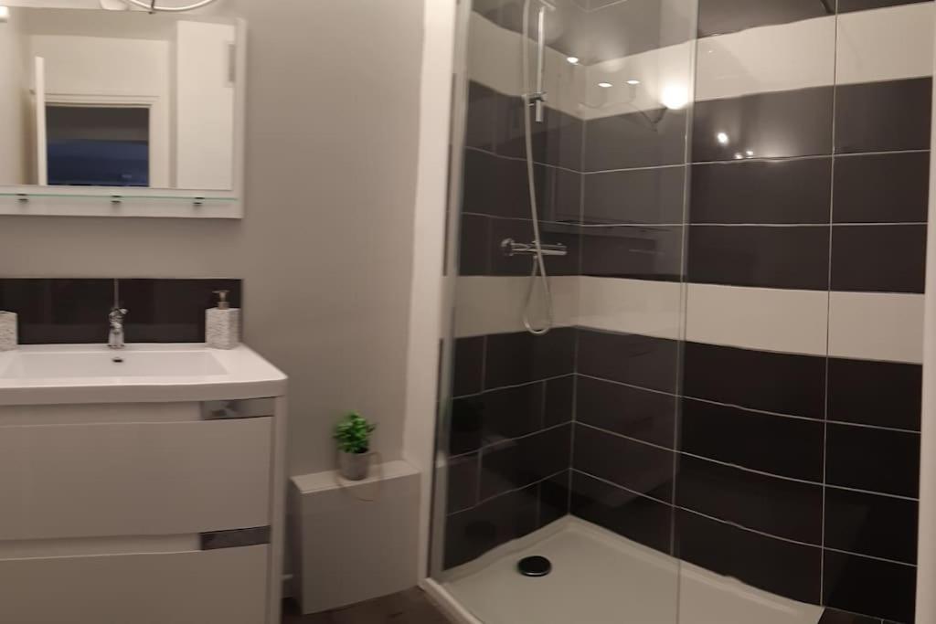 Au Calme, 200m Du Centre T2 Avec Balcon Et Parking Apartment