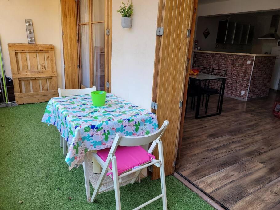 Au Calme, 200m Du Centre T2 Avec Balcon Et Parking * Cassis