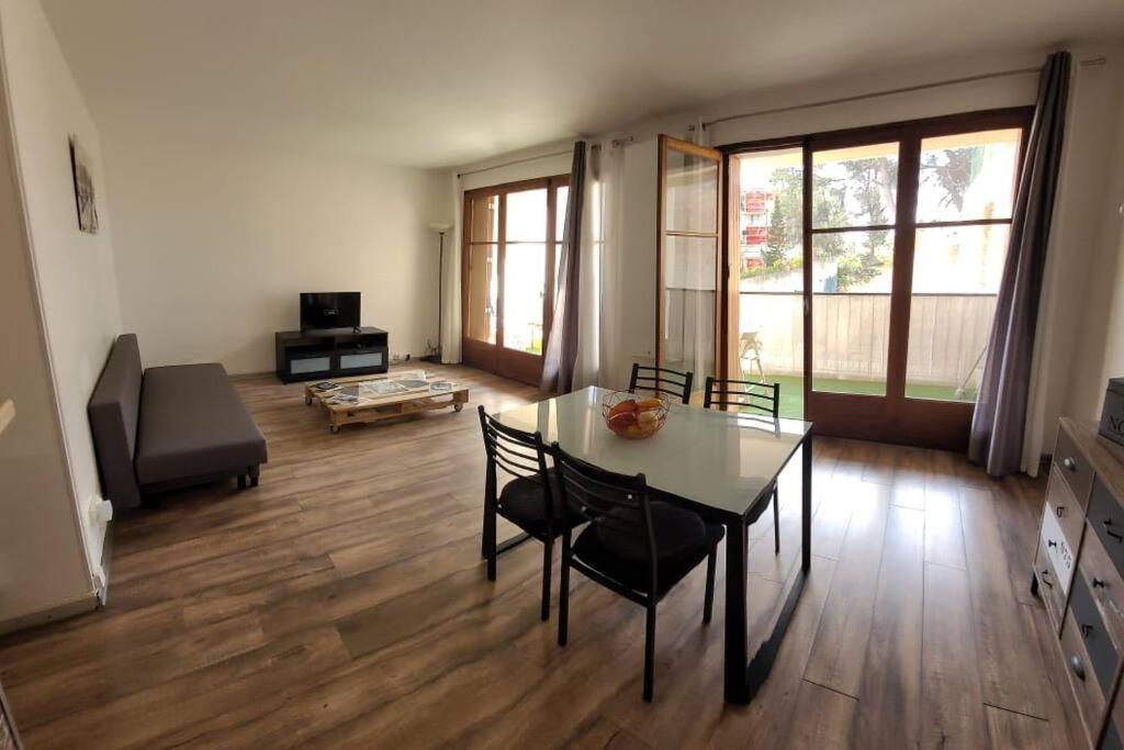 Au Calme, 200m Du Centre T2 Avec Balcon Et Parking * Cassis